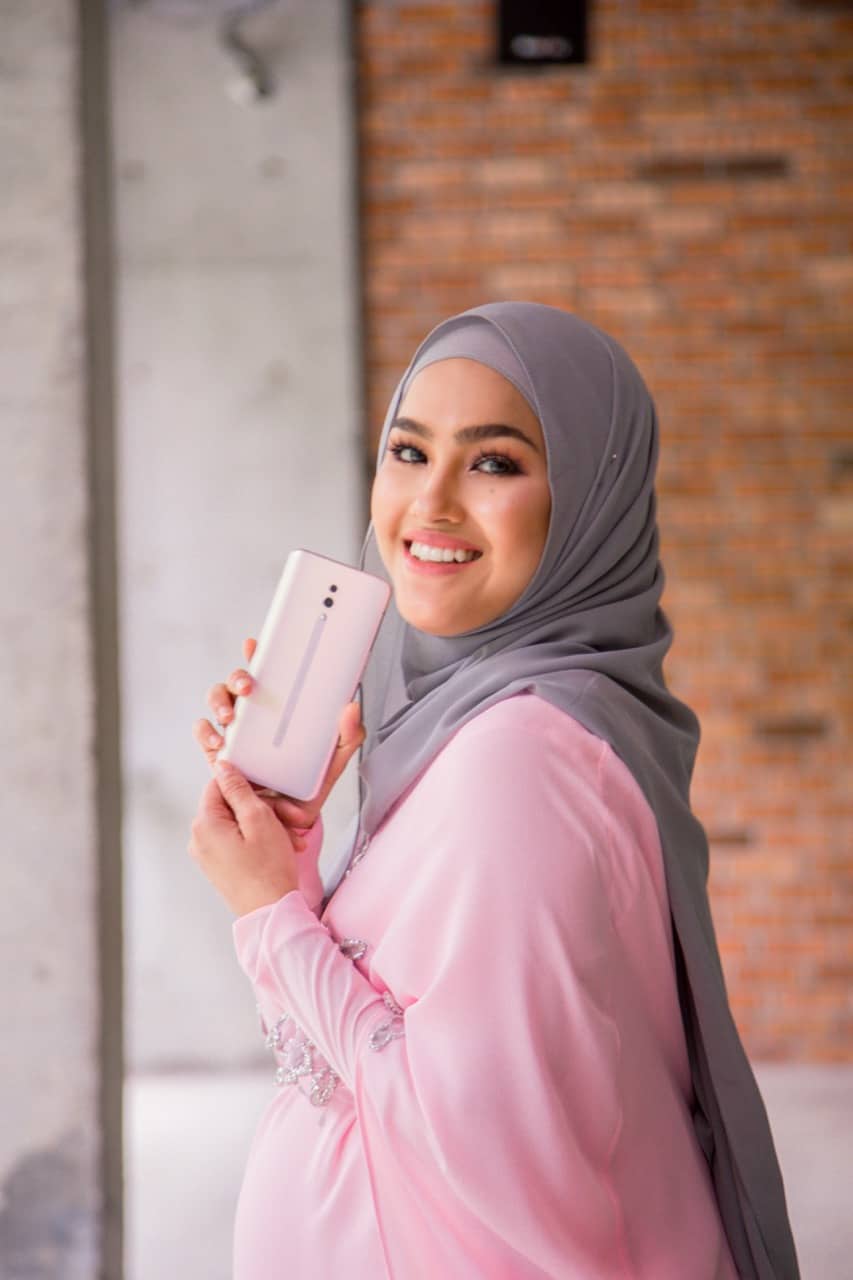 9 Elfira Loy poses with the newly launched OPPO Reno Sunset Rose | RAMARAMA