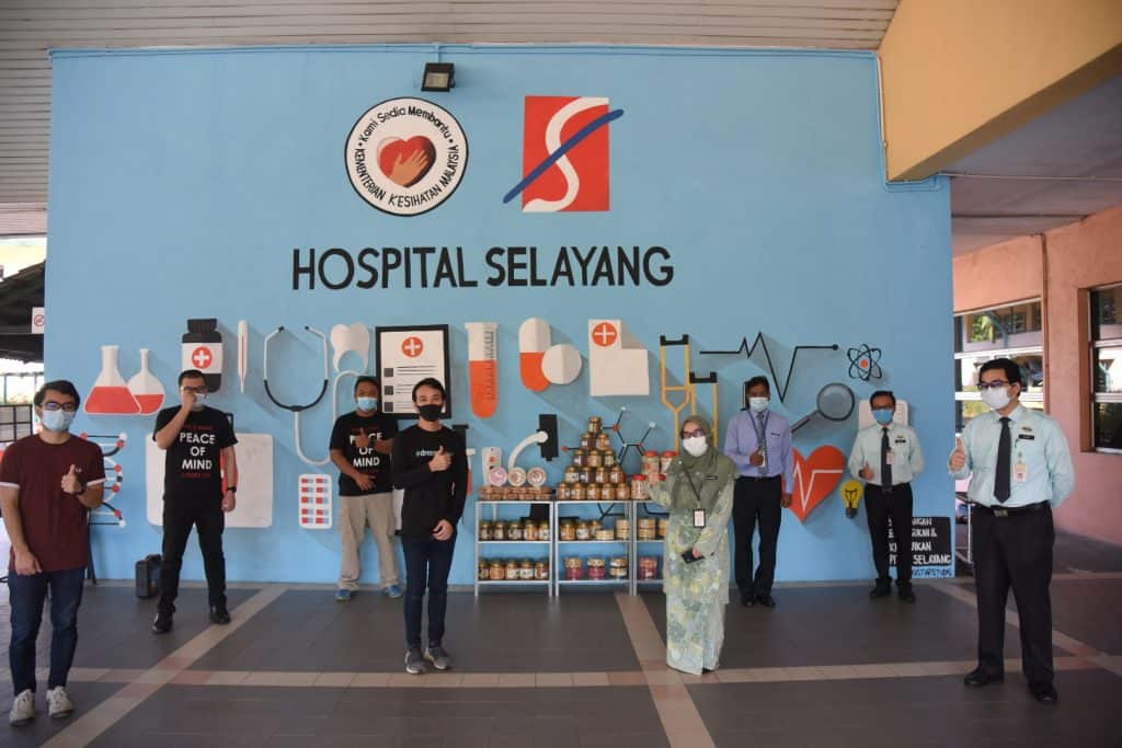 Dr Sakinah Binti Alwi, Director, Selayang Hospital (fourth from right) and Subramaniam Sandracasen, Deputy Managing Director, Hospital Selayang (third from right) posing for photos together with representatives from the MHTC family