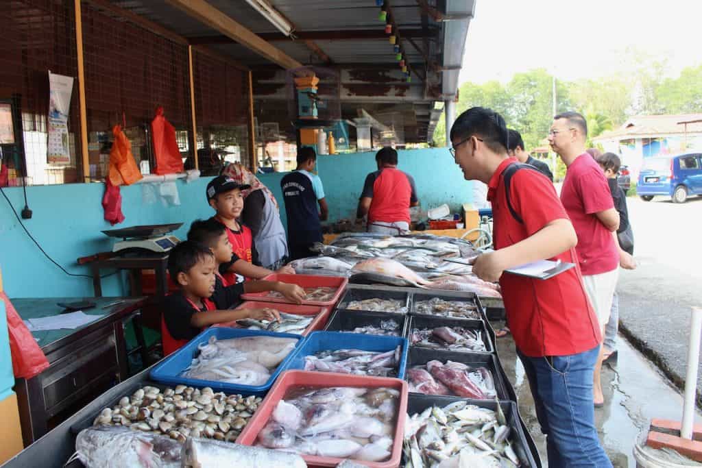 Students of En. Muiz undergoing a Mandarin oral practical session using a real life experience at the local fish market.  