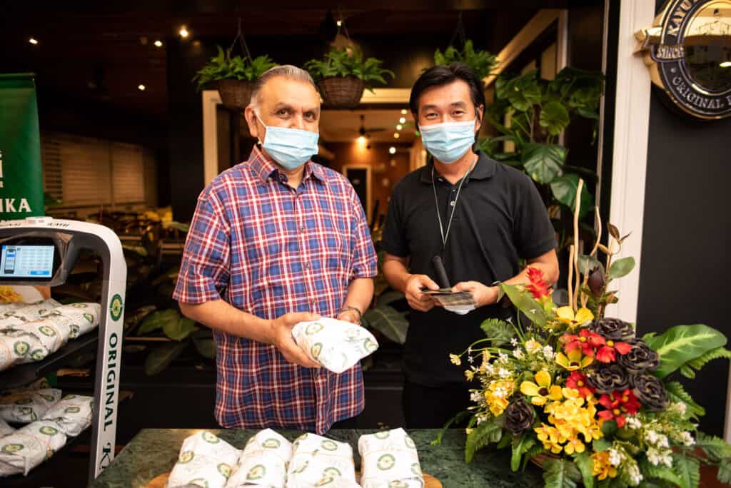 Famous Eatery Original Penang Kayu Nasi Kandar Hands out Buka Puasa Food Packs to the Unsung Heroes of ARA Malls Amid the Pandemic