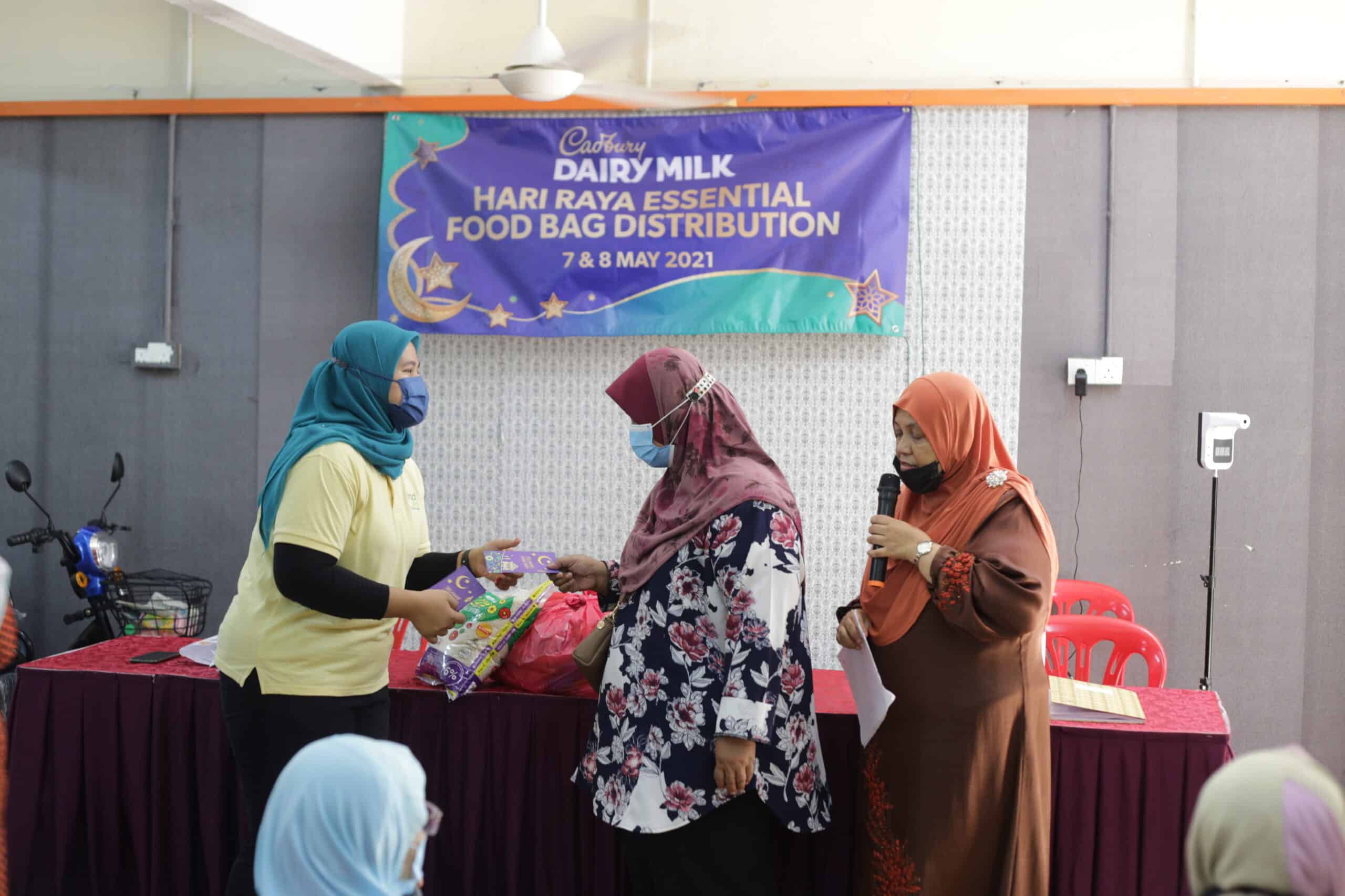 Cadbury Dairy Milk Bekerjasama dengan Food Aid Foundation Dengan Mengedarkan Barang Keperluan