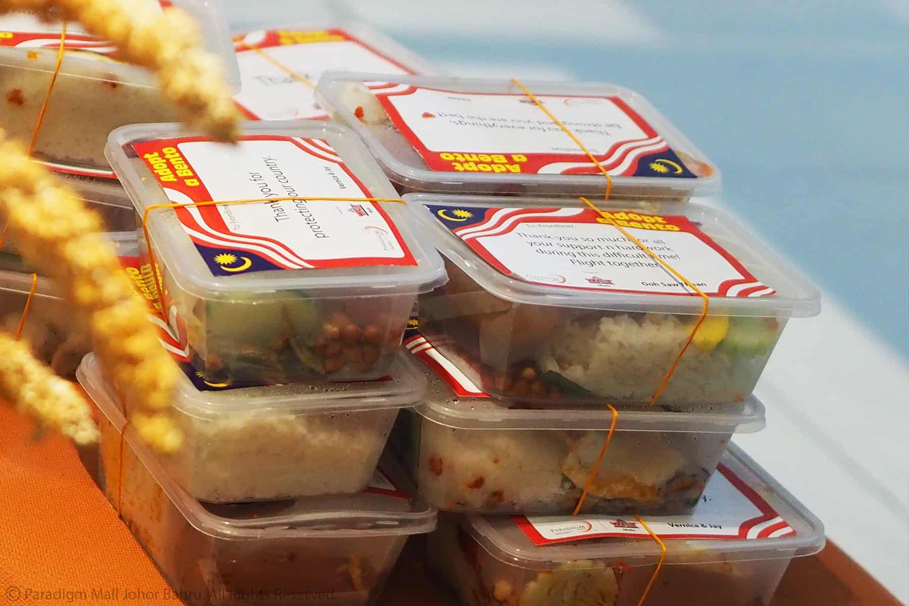 Read more about the article Paradigm Mall Johor Bahru Delivered 600 Sets Of Special Bento Packs With Heartwarming Messages From The Public To Frontliners