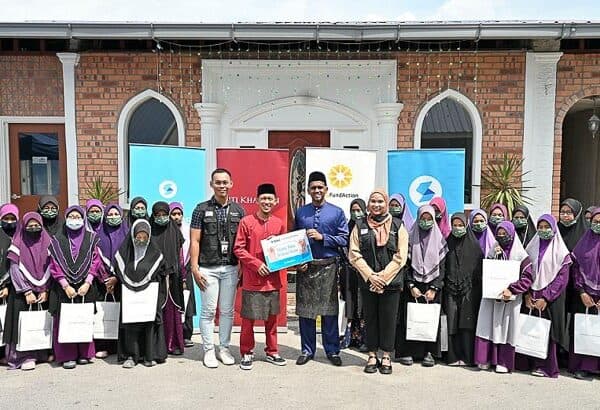 Setel dan Siti Khadijah menderma telekung bernilai RM100,000 kepada 98 rumah anak yatim dan kebajikan menerusi inisiatif Setulus…