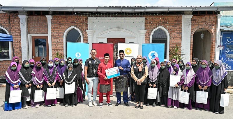 Setel dan Siti Khadijah menderma telekung bernilai RM100,000 kepada 98 rumah anak yatim dan kebajikan menerusi inisiatif Setulus Kasih