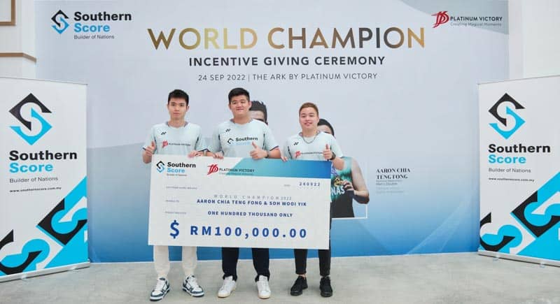 Read more about the article Southern Score Sampaikan Insentif RM100,000 Kepada Juara Dunia Aaron Chia Dan Soh Wooi Yik