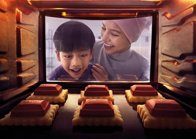 Cadbury Dairy Milk dan MYDIN mengeratkan silaturrahim keluarga Malaysia dengan membuat kuih sambil menghulurkan bantuan – Kuih Raya Dari Hati