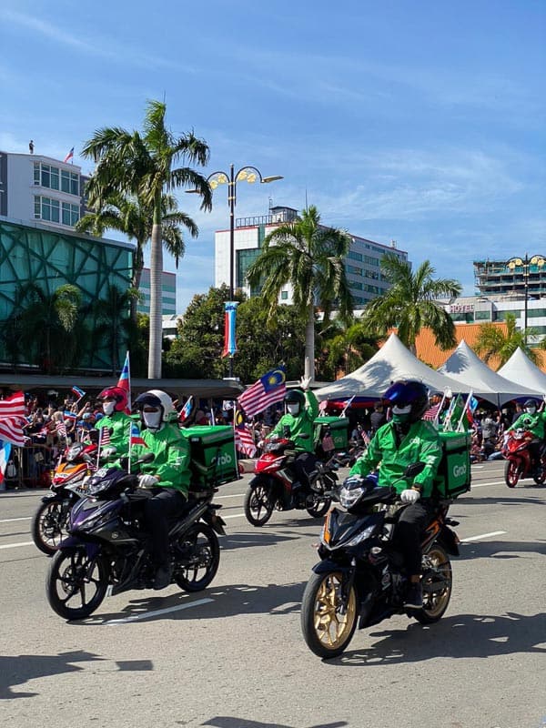 Rakan Grab menyertai perarakan kemerdekaan di Kota Kinabalu