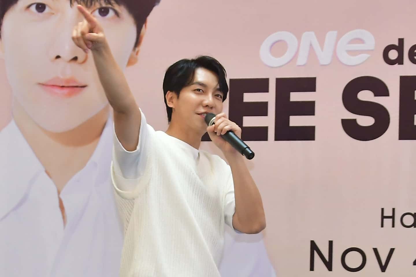 LEE SEUNG GI CAPTIVATES THE HEARTS OF MALAYSIAN FANS DURING LIVE FAN MEET SESSION