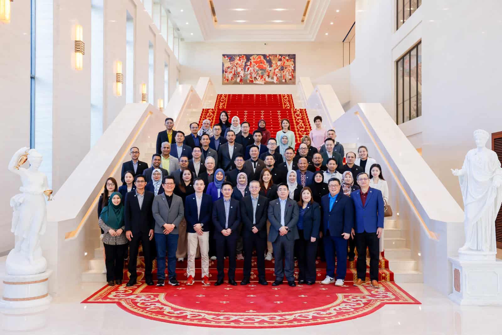 Inaugural Digital Leadership Excellence Programme by MCMC and Huawei Concludes With Industry Visit to Shenzhen