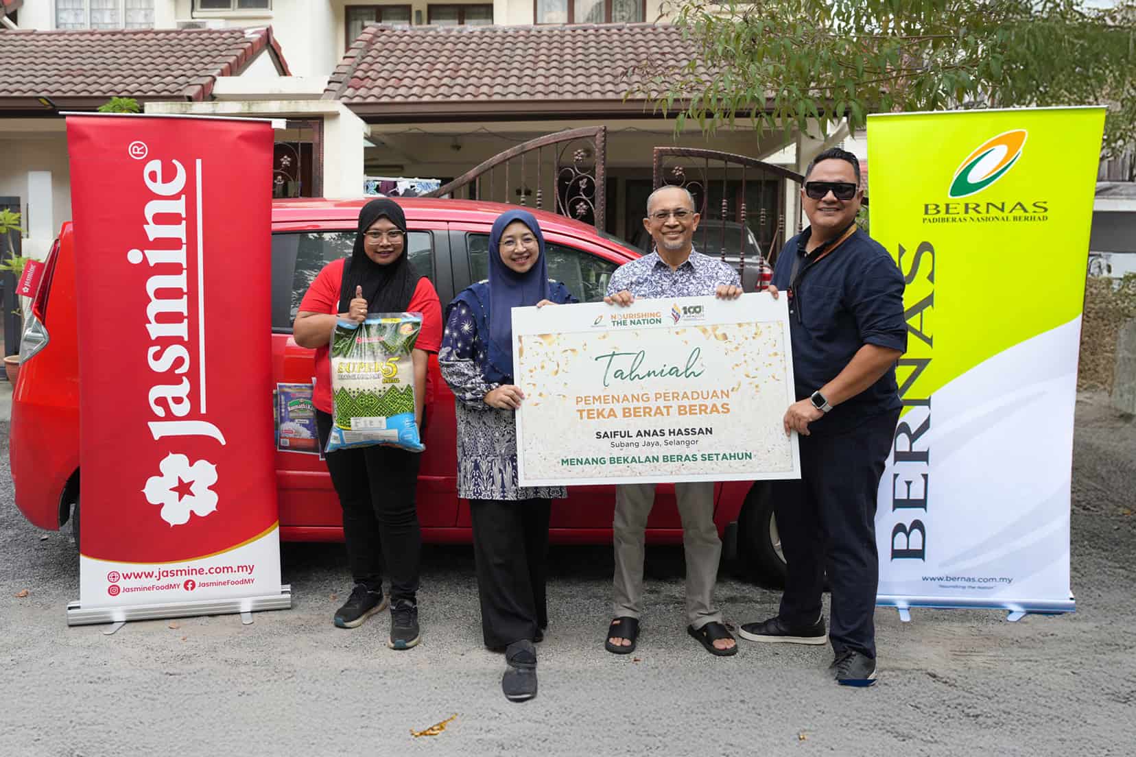 Two Malaysians Win a Year’s Supply of Rice from BERNAS’ “Teka Berat Beras” Contest at MAHA 2024