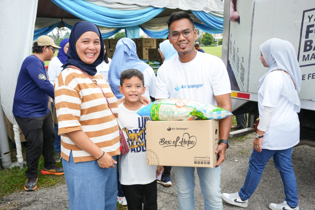 300 Penduduk Komuniti DUN Sungai Tua Terima Sumbangan Box of Hope Air Selangor Sempena Ulang Tahun Ke-5