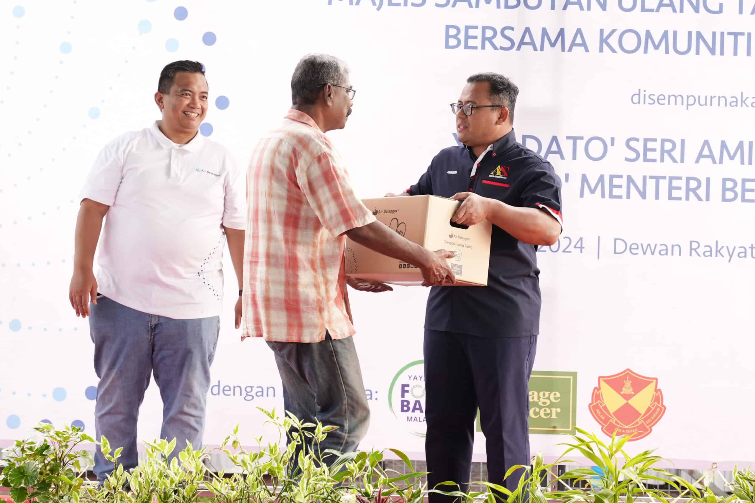 300 Penduduk Komuniti DUN Sungai Tua Terima Sumbangan Box of Hope Air Selangor Sempena Ulang Tahun Ke-5