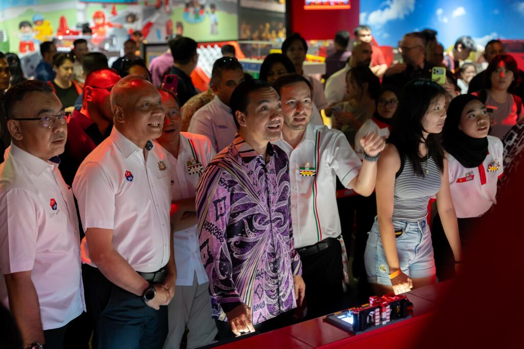 YAB Datuk Onn Hafiz, Johor Menteri Besar, exploring the attraction